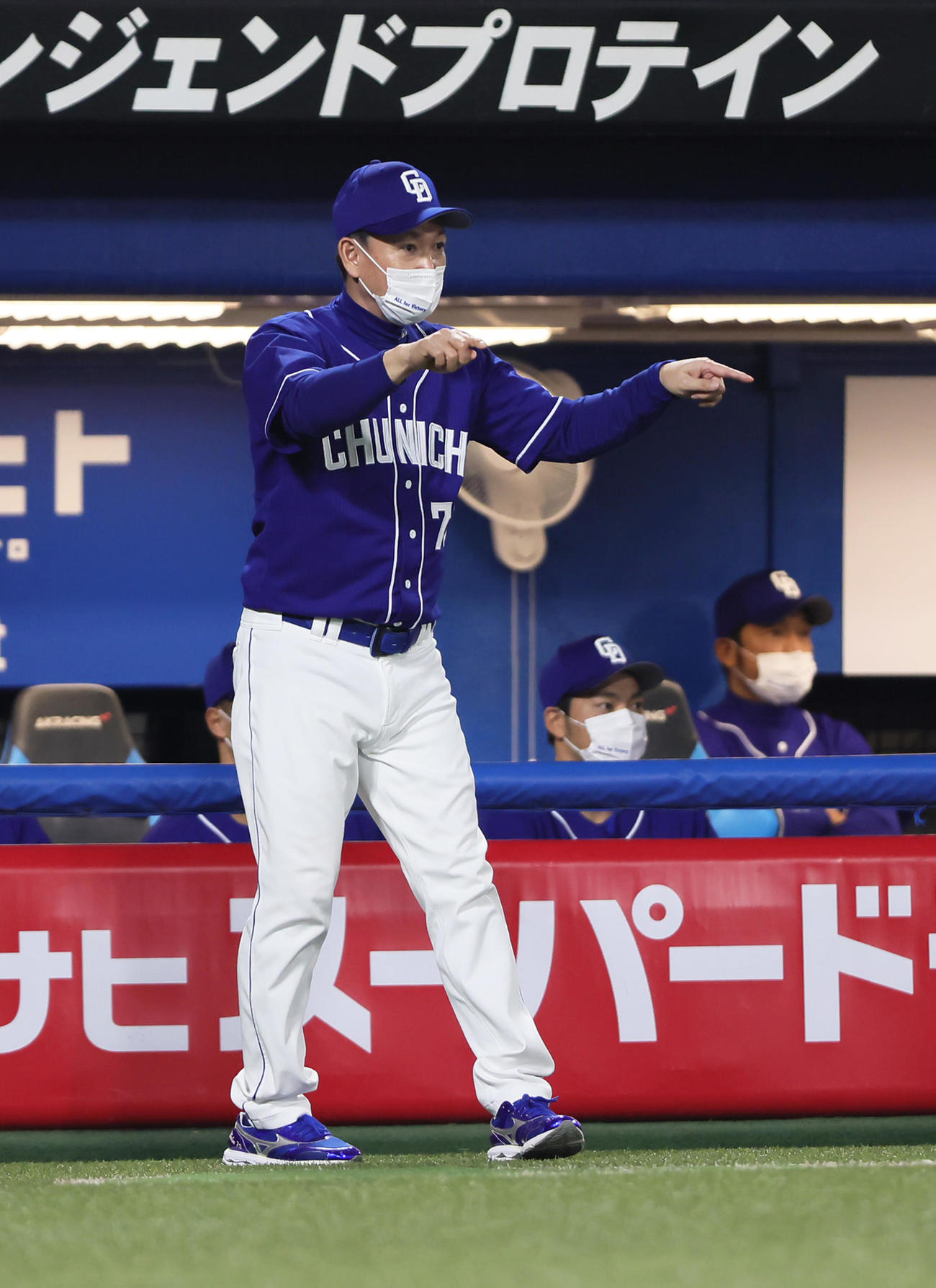 ヤクルト対中日　3回裏ヤクルト2死一塁、塩見一塁セーフ判定にリプレー検証を求める中日立浪監督（撮影・足立雅史）