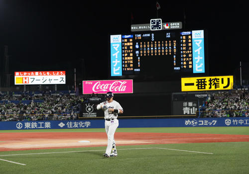 ヤクルト対中日　9回裏ヤクルト2死一塁、村上は二ゴロに倒れ試合終了。がっくりと引き揚げる（撮影・足立雅史）