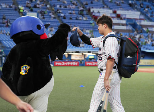 試合前、つば九郎とタッチを交わすヤクルト村上（撮影・足立雅史）