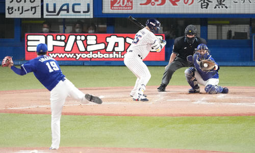 ヤクルト対中日　4回裏ヤクルト2死、見逃し三振に倒れる村上。投手高橋宏（撮影・鈴木みどり）