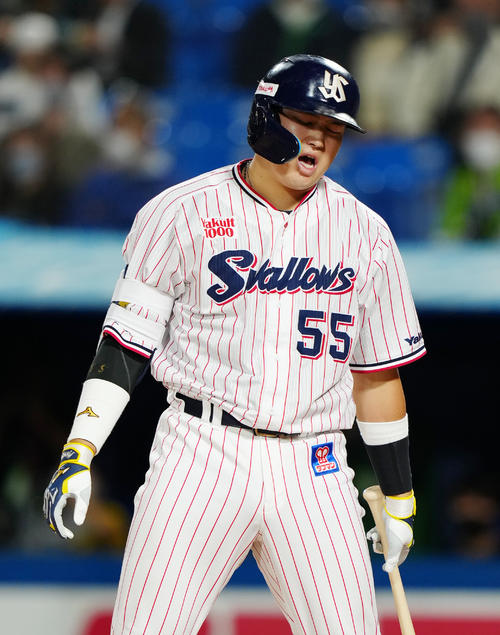 ヤクルト対中日　4回裏ヤクルト2死、見逃しの三振に倒れ、厳しい表情の村上（撮影・江口和貴）