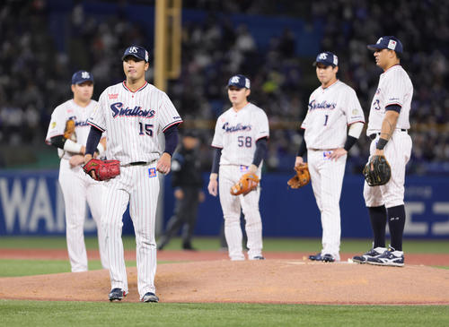 ヤクルト対中日　5回途中でマウンドを降りるヤクルト山下（左から2人目）（撮影・足立雅史）