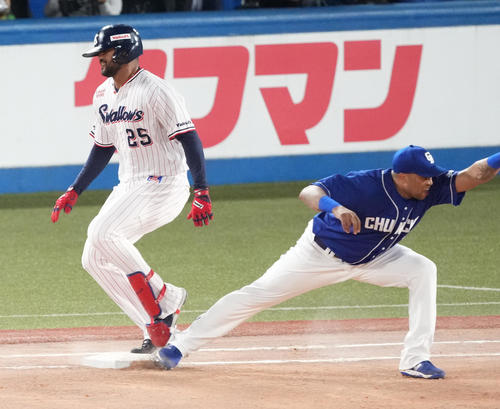 ヤクルト対中日　5回裏ヤクルト無死、打者サンタナは1度は一塁セーフと判定されるが、リプレー検証でアウトになる。一塁手ビシエド（撮影・鈴木みどり）