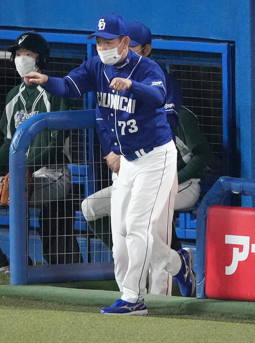 ヤクルト対中日　5回裏ヤクルト無死、打者サンタナが一塁セーフと判定された場面で、リクエストを行使する立浪監督（撮影・鈴木みどり）