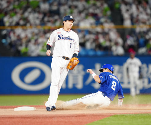 ヤクルト対中日　7回表中日無死一塁、二塁盗塁を決める大島。二塁手山田（撮影・江口和貴）