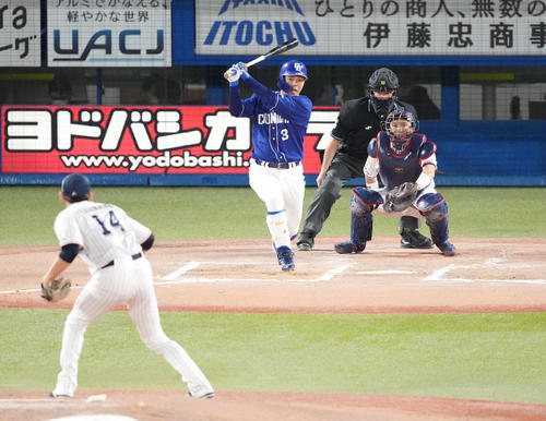 ヤクルト対中日　7回表中日2死一、三塁、中前適時打を放つ高橋周。投手高梨（撮影・鈴木みどり）