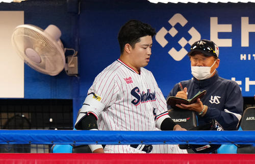 ヤクルト対中日　7回裏ヤクルト1死一塁、左飛に倒れ、ベンチに引き揚げた村上（左）（撮影・江口和貴）