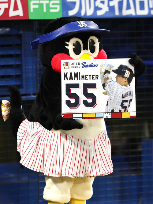 ヤクルト村上の本塁打数「55」を示す「KAMIメーター」を披露するつばみ（撮影・足立雅史）