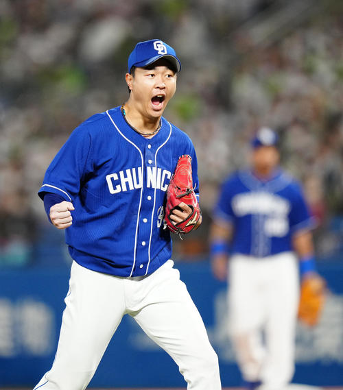 ヤクルト対中日　7回裏ヤクルト2死一、二塁、中村を遊ゴロに仕留め、ガッツポーズを見せる高橋宏（撮影・江口和貴）