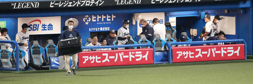 ヤクルト対中日　中日に敗れ、ベンチで浮かない表情のヤクルト村上（右手前）（撮影・鈴木みどり）