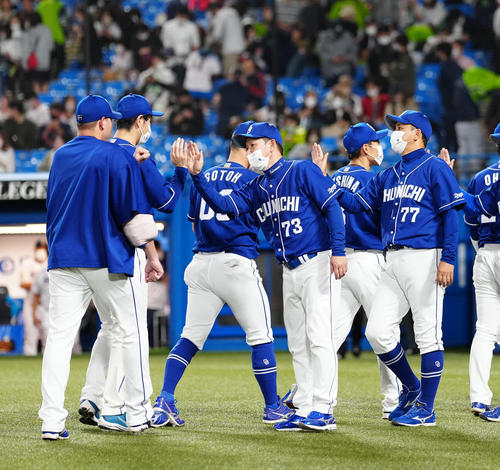 ヤクルト対中日　試合後、中日の選手たちとタッチを交わす立浪監督（左から4人目）（撮影・江口和貴）