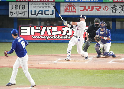 ヤクルト対中日　2回裏ヤクルト無死、空振り三振に倒れる村上。投手高橋宏（撮影・鈴木みどり）