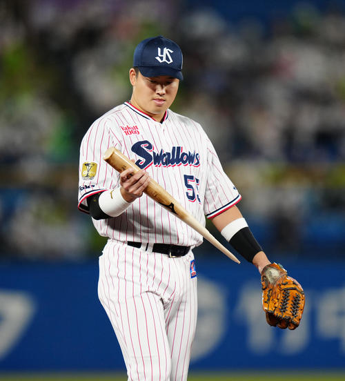 ヤクルト対中日　2回表中日1死、木下の折れたバットを拾い、見つめる村上（撮影・江口和貴）