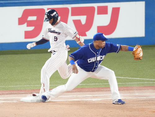 ヤクルト対中日　3回裏ヤクルト2死一塁、1度はセーフと判定されるも、リプレー検証でアウトになる打者塩見。一塁手ビシエド（撮影・鈴木みどり）