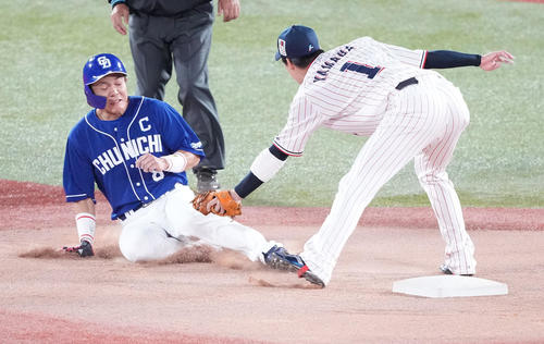 ヤクルト対中日　3回表中日無死一塁、打者阿部の時、二盗を試みるもアウトになる一塁走者大島。二塁手山田（撮影・鈴木みどり）