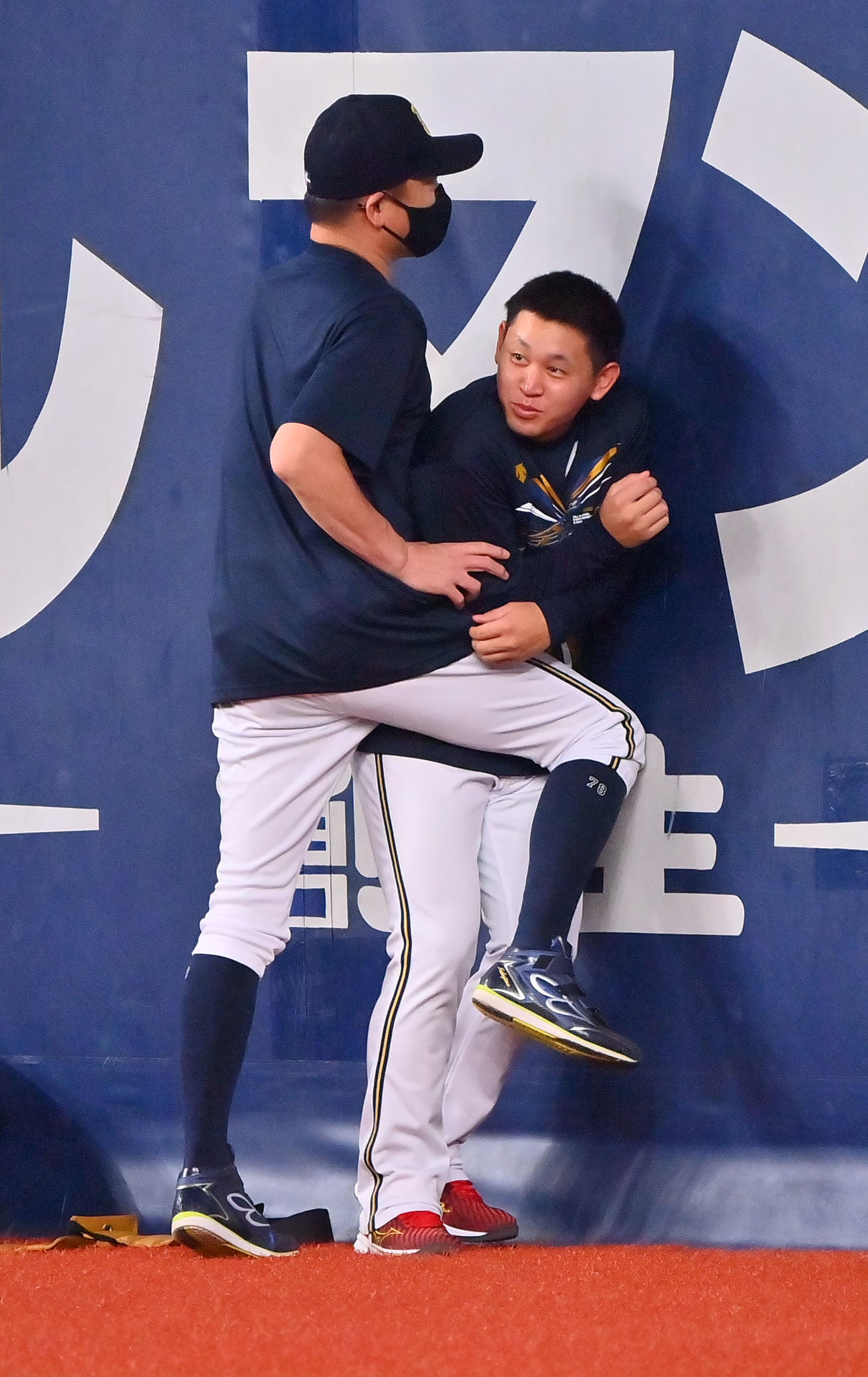 19日、フェンス際に追い詰めたオリックス中嶋監督（左）は前日勝利投手となった宮城に手荒い祝福をする