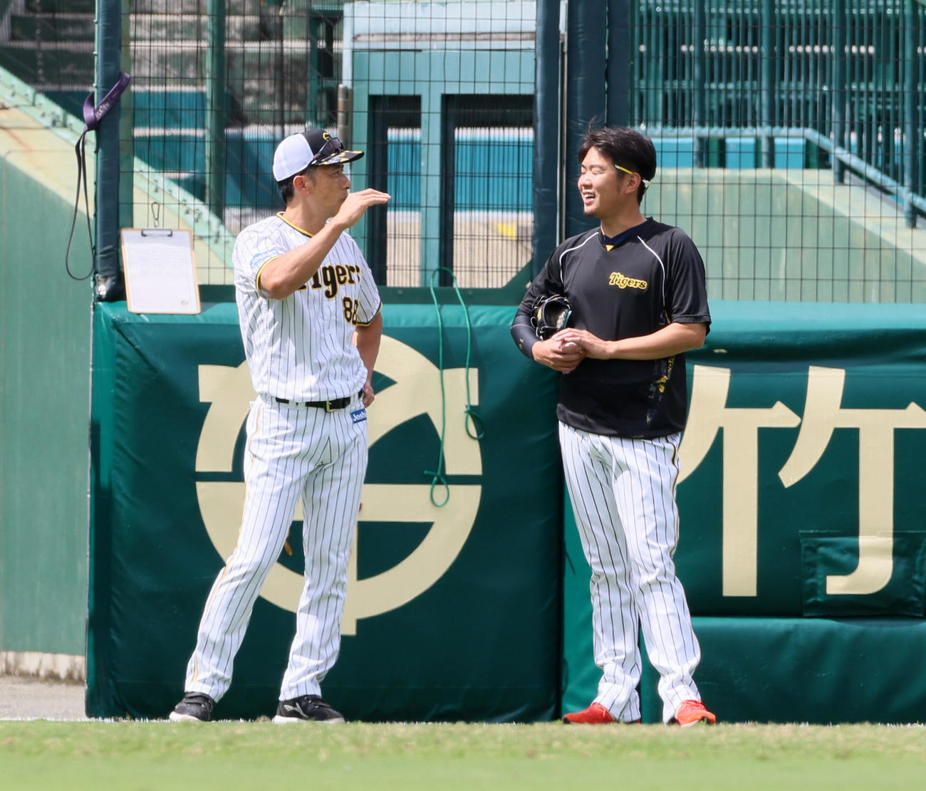 練習中の西勇（右）と話し込む矢野監督（撮影・加藤哉）