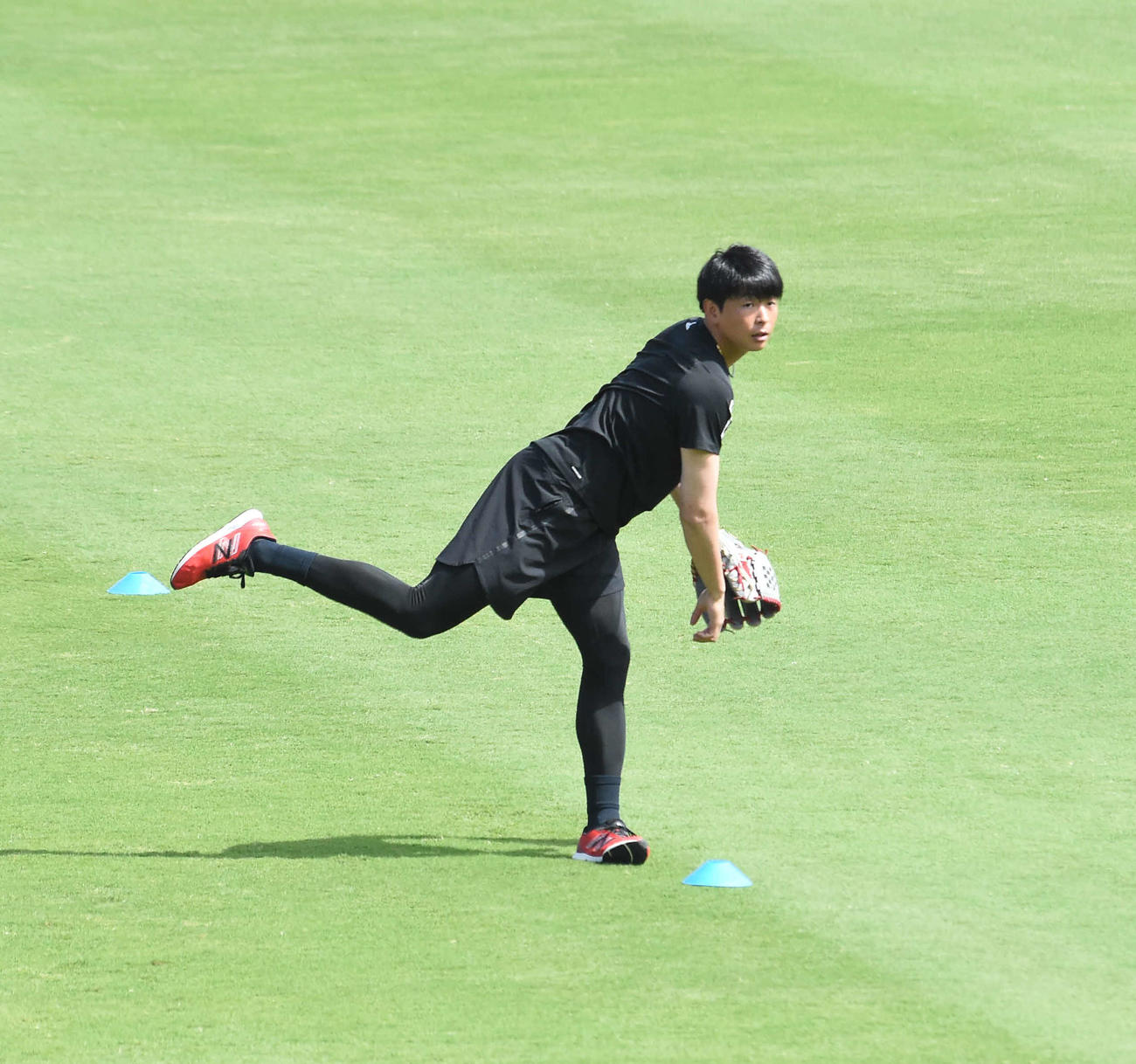 キャッチボールで調整する広島大瀬良（撮影・前山慎治）