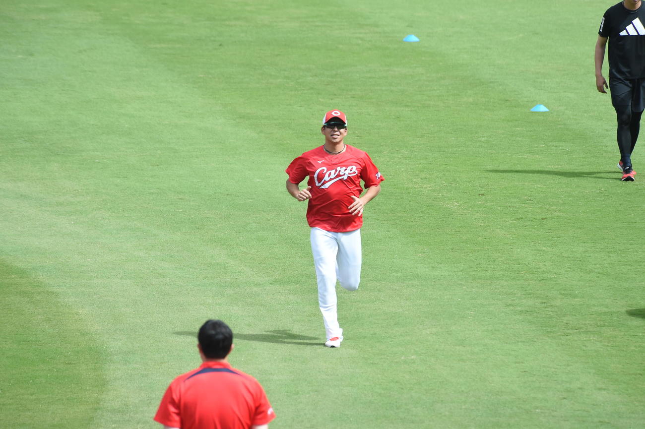 外野でダッシュする広島野間（撮影・前山慎治）