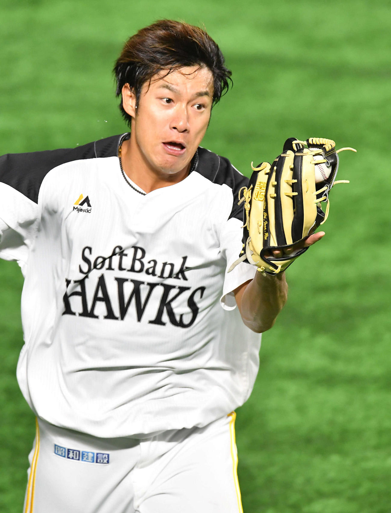 外野ノックで、飛球をグラブの先で背走キャッチした柳田は驚きの表情を見せる（撮影・岩下翔太）