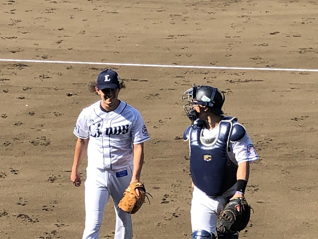 笑顔を見せる西武今井達也（左）と捕手古賀悠斗（2022年9月21日）