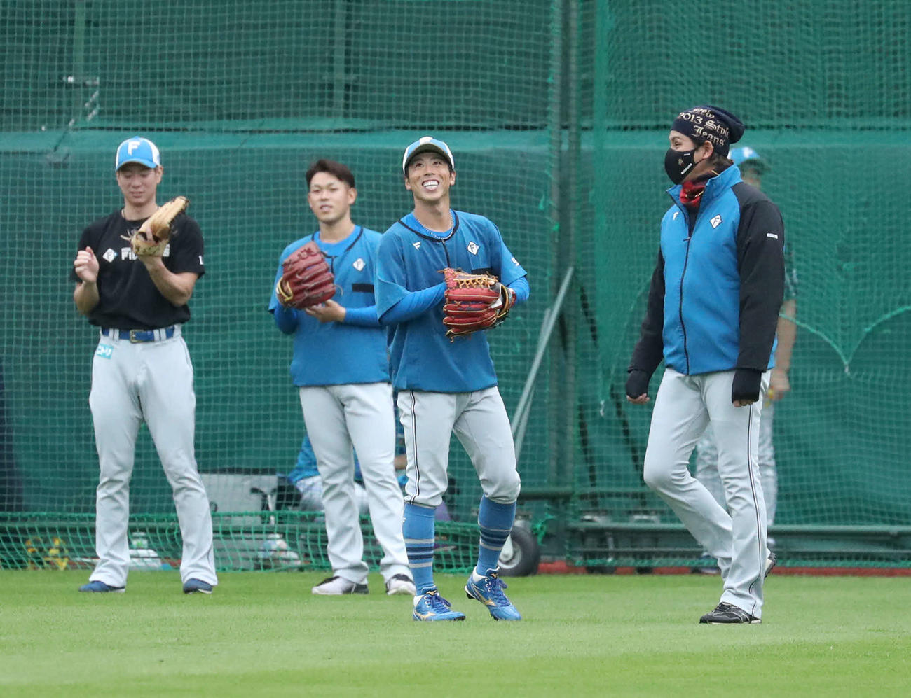 笑顔で会話する五十幡（中央）と新庄監督（撮影・佐藤翔太）
