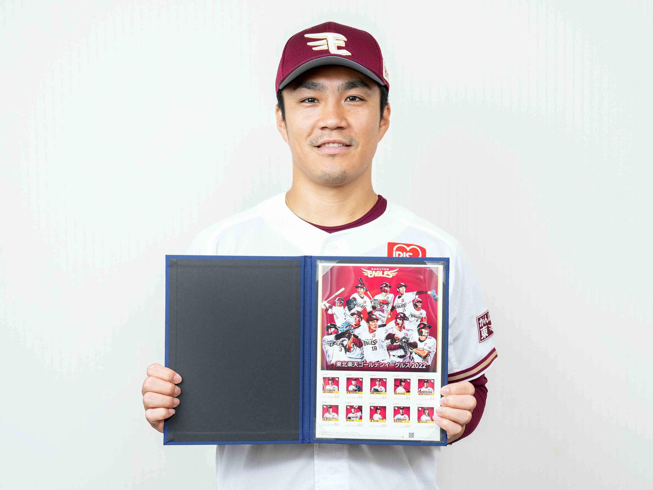 楽天のフレーム切手を手にする則本昂大（楽天野球団提供）