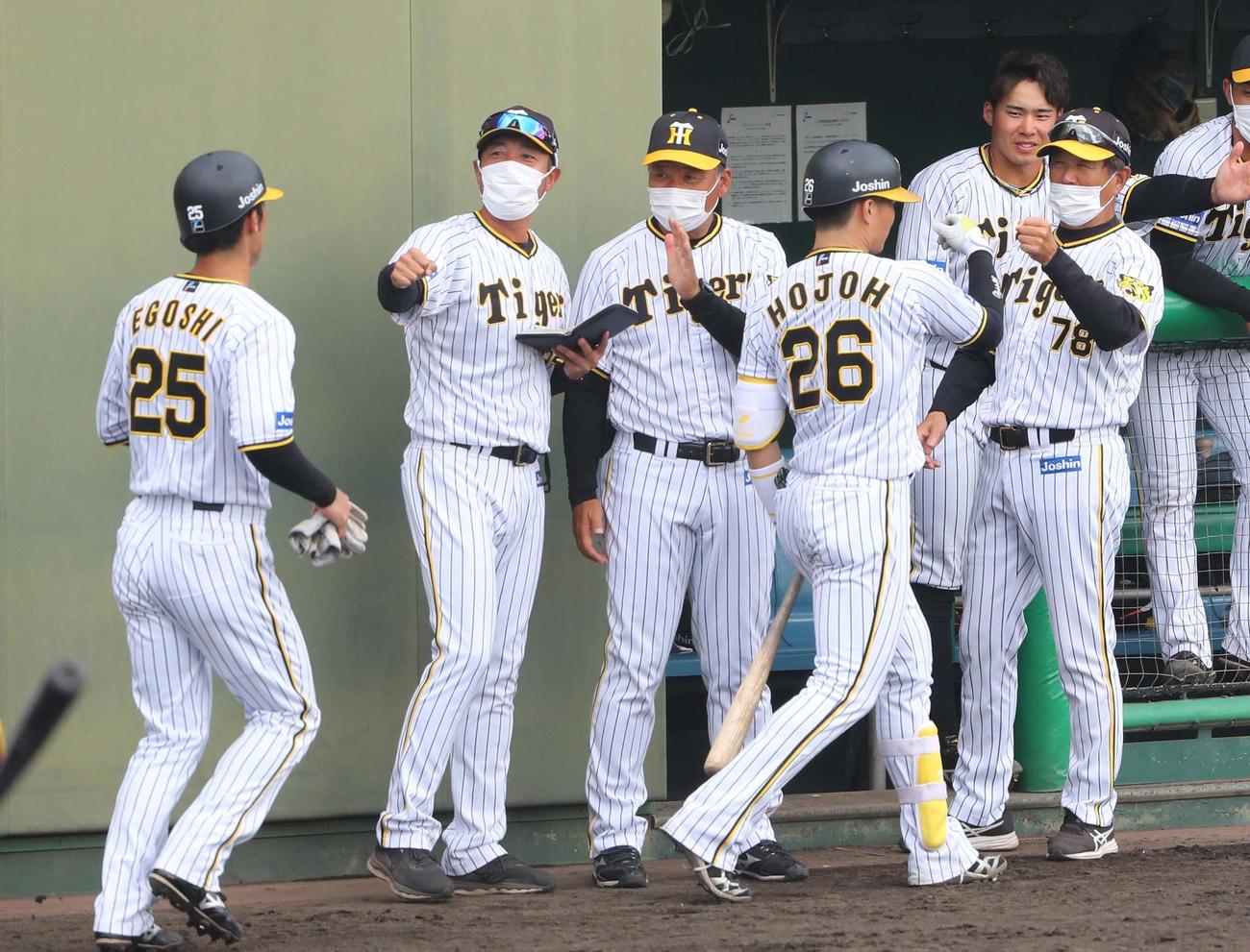 阪神対オリックス　7回裏阪神2死一、二塁、平田2軍監督（右）は同点3点本塁打を放った北條を迎える（撮影・上田博志）