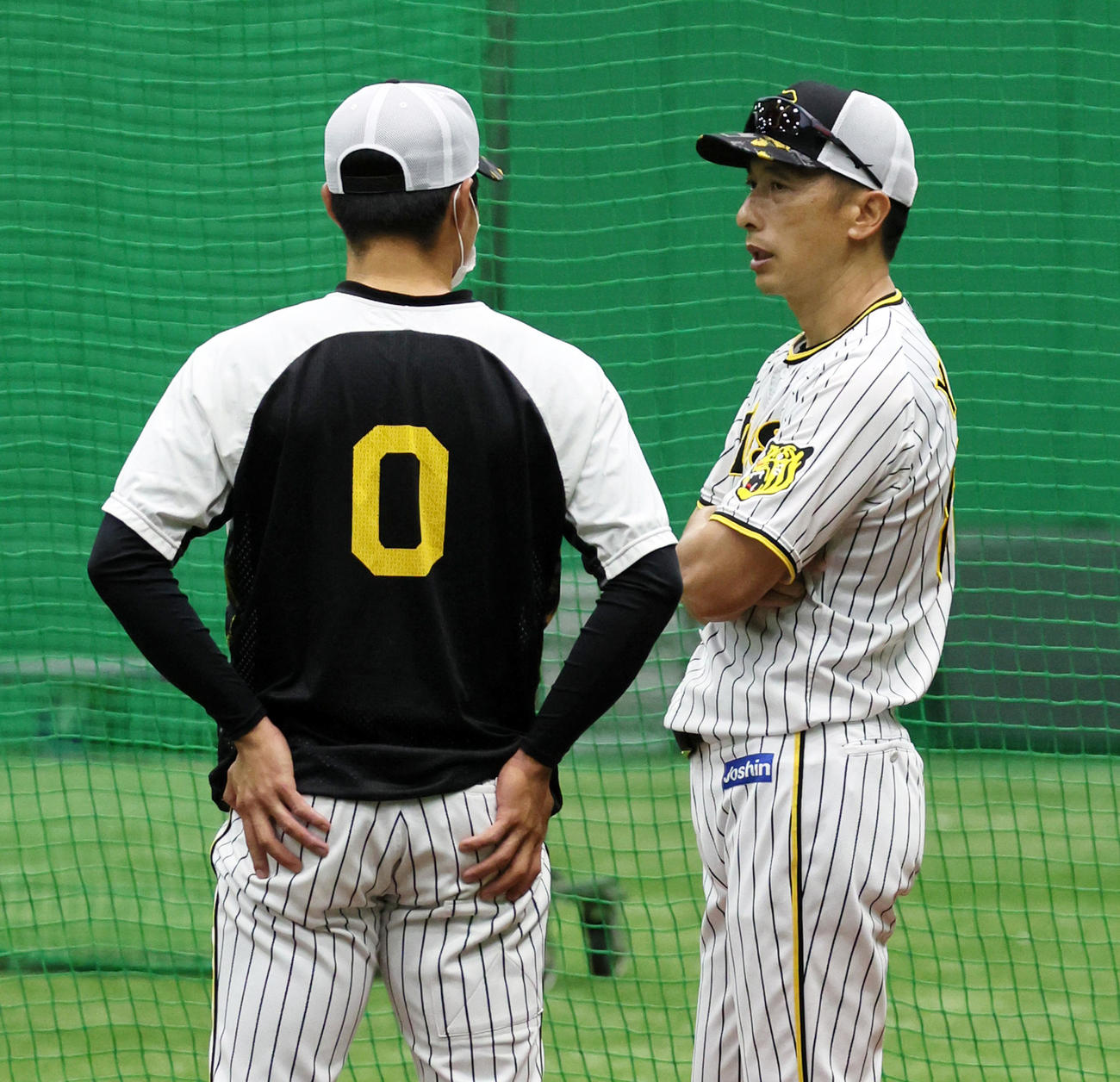 木浪（左）と話す矢野監督（撮影・加藤哉）
