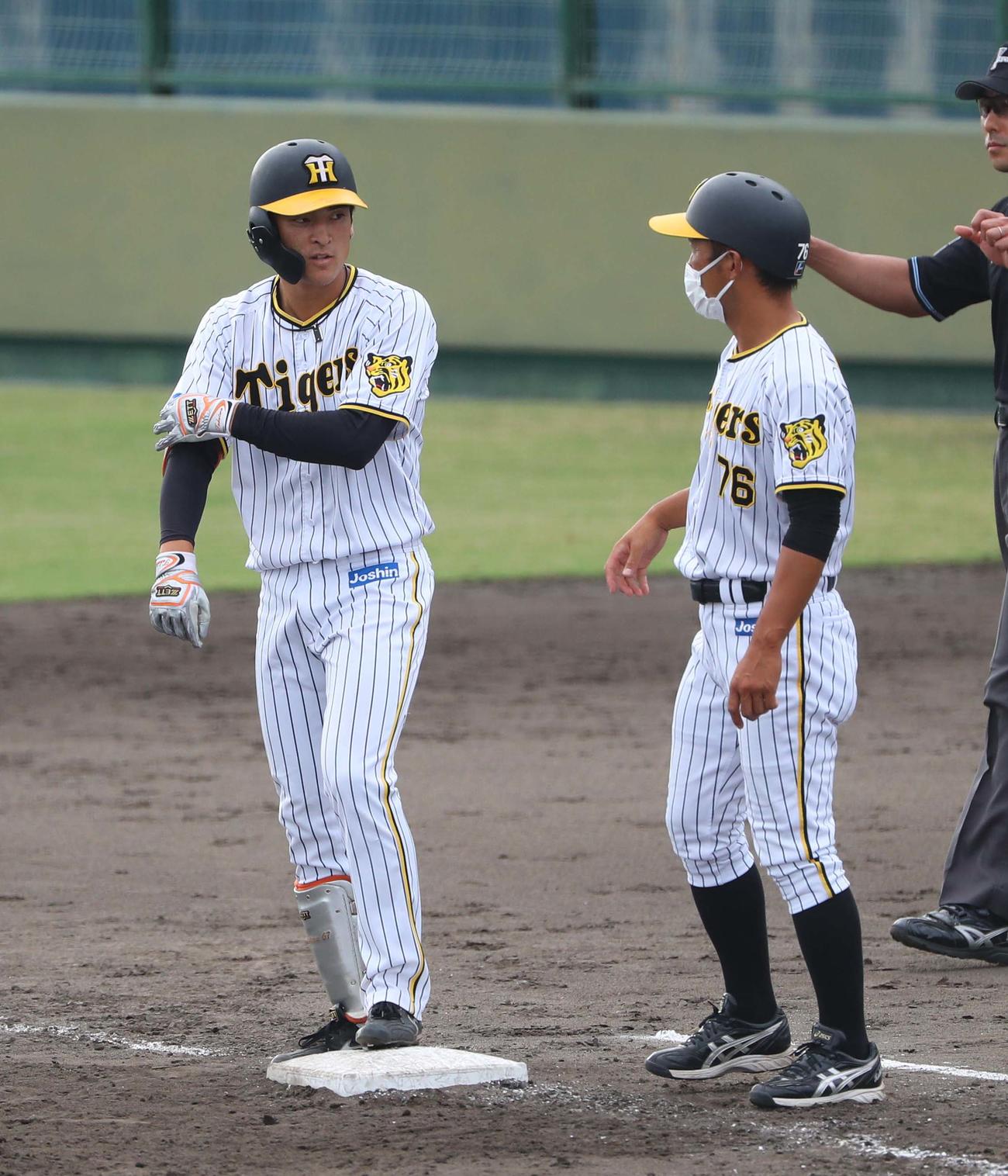 阪神対オリックス　9回裏阪神無死、高寺は中前打を放つ（撮影・上田博志）