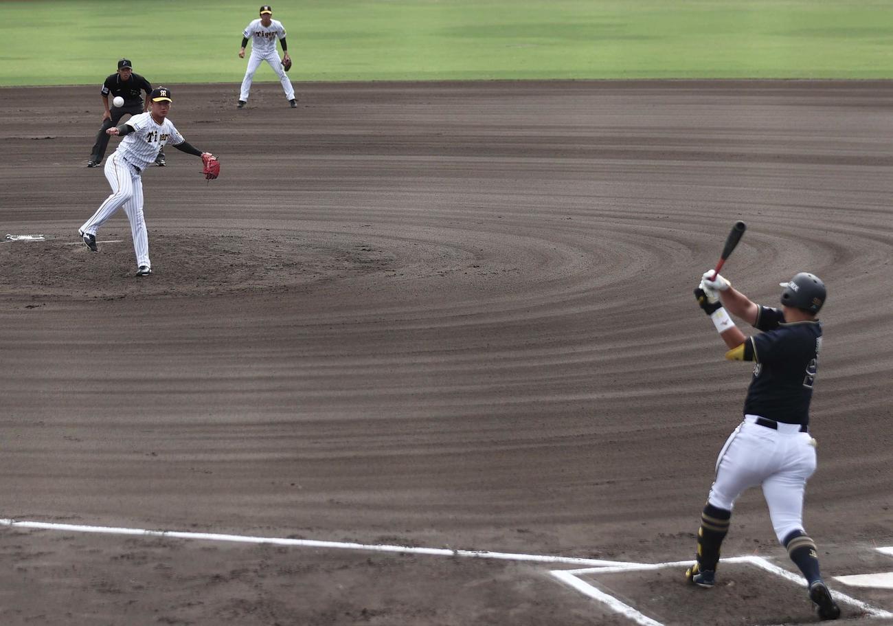 阪神対オリックス　6回表オリックス無死一塁、森木（左）は杉本を遊直に打ち取る（撮影・上田博志）