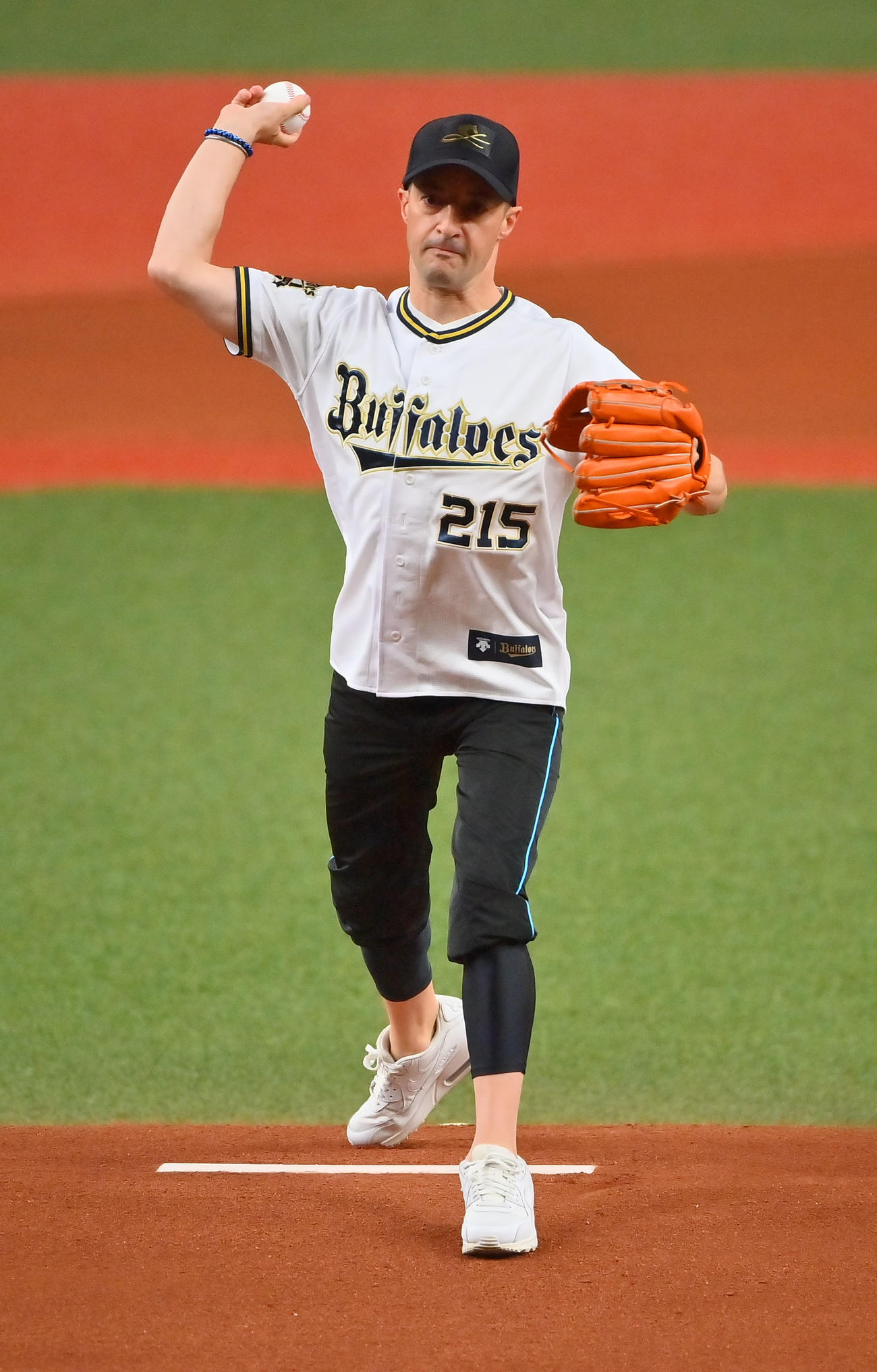 オリックス対ロッテ　始球式を行うC・ルメール騎手（撮影・和賀正仁）