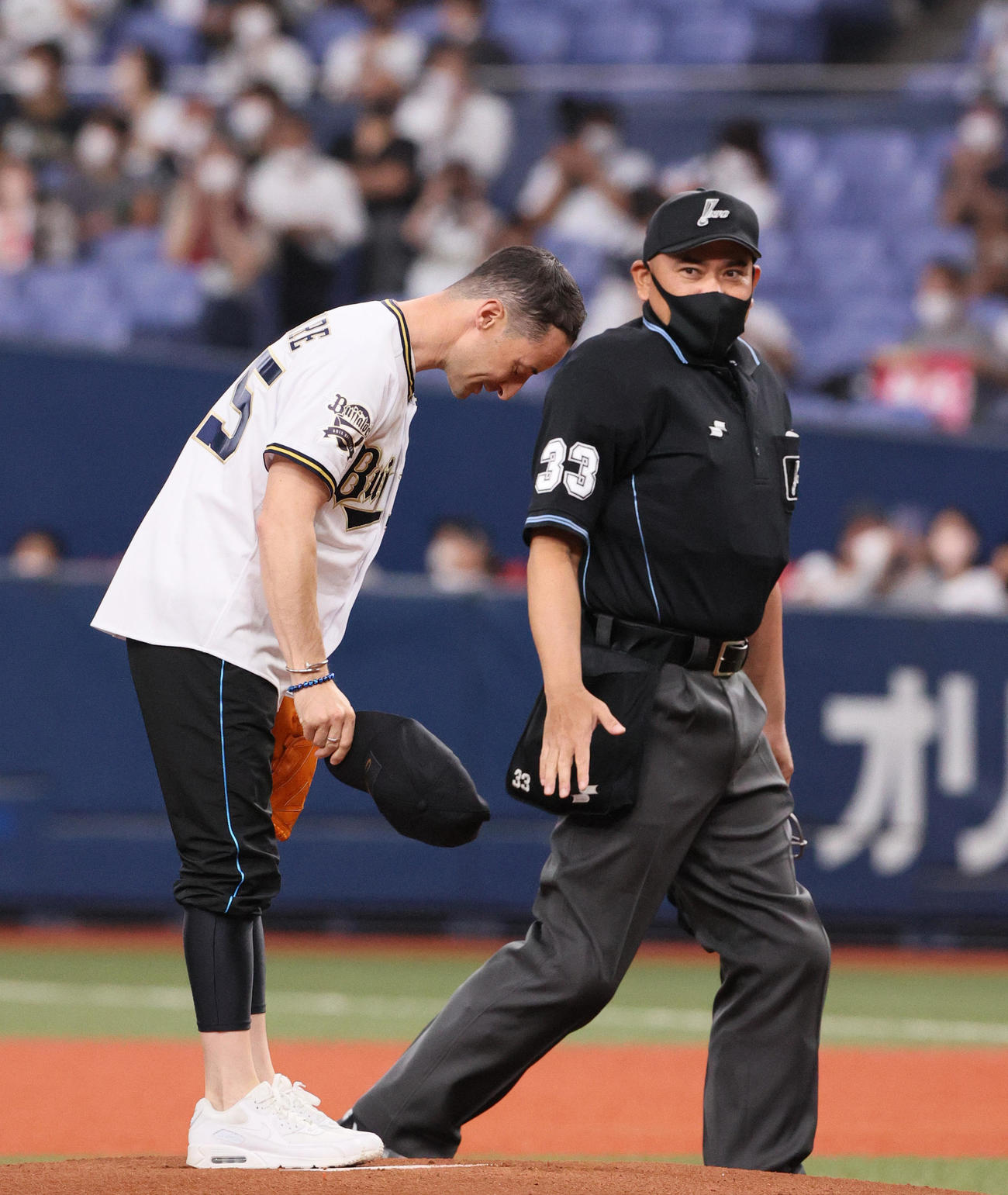 オリックス対ロッテ　始球式を終えスタンドに一礼するC・ルメール騎手（撮影・上山淳一）