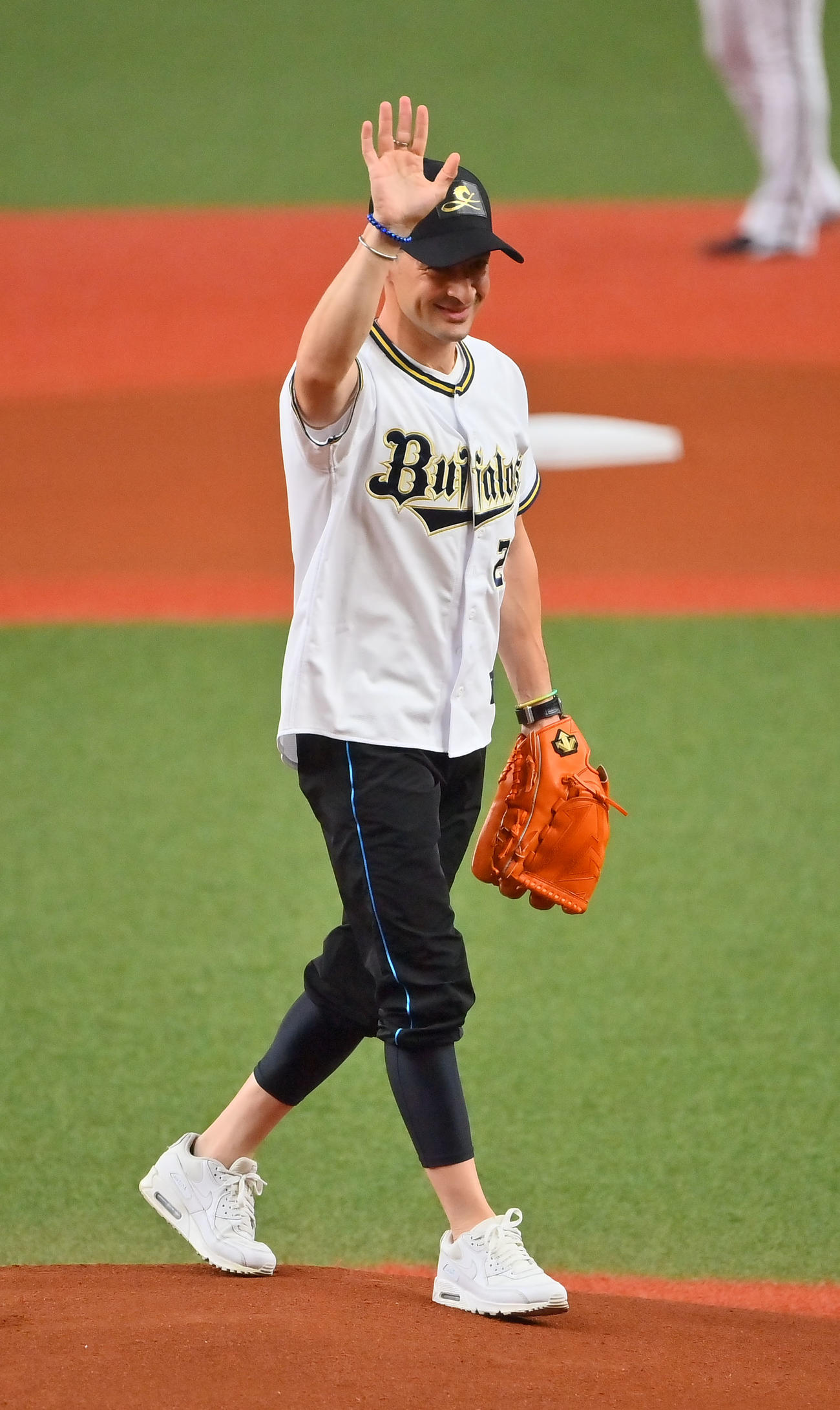 オリックス対ロッテ　始球式を行うC・ルメール騎手（撮影・和賀正仁）