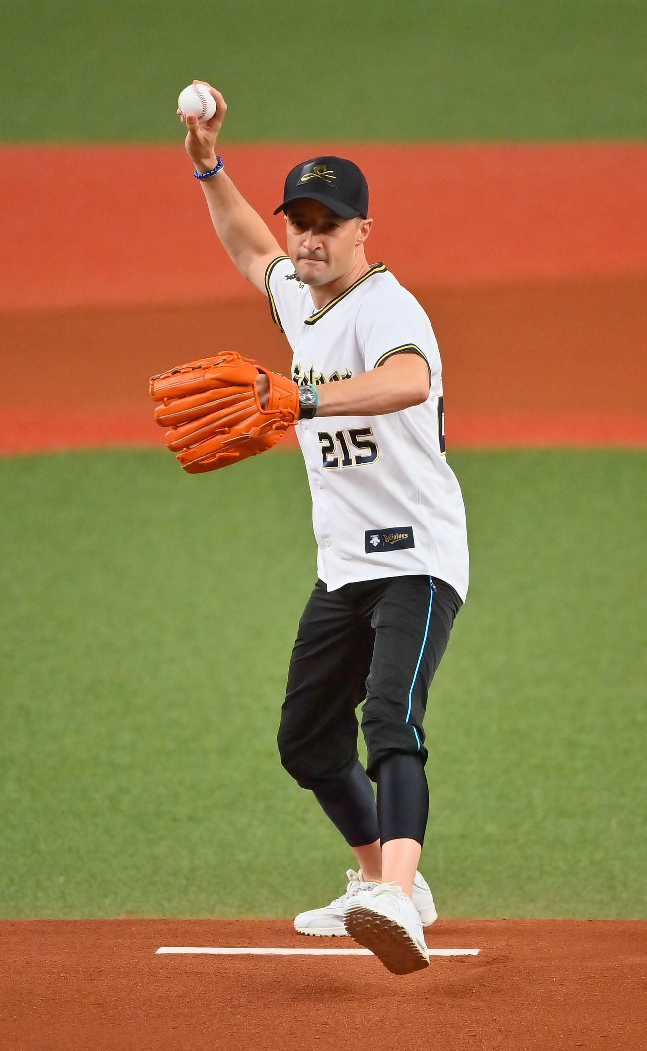 オリックス対ロッテ　始球式を行うC・ルメール騎手（撮影・和賀正仁）