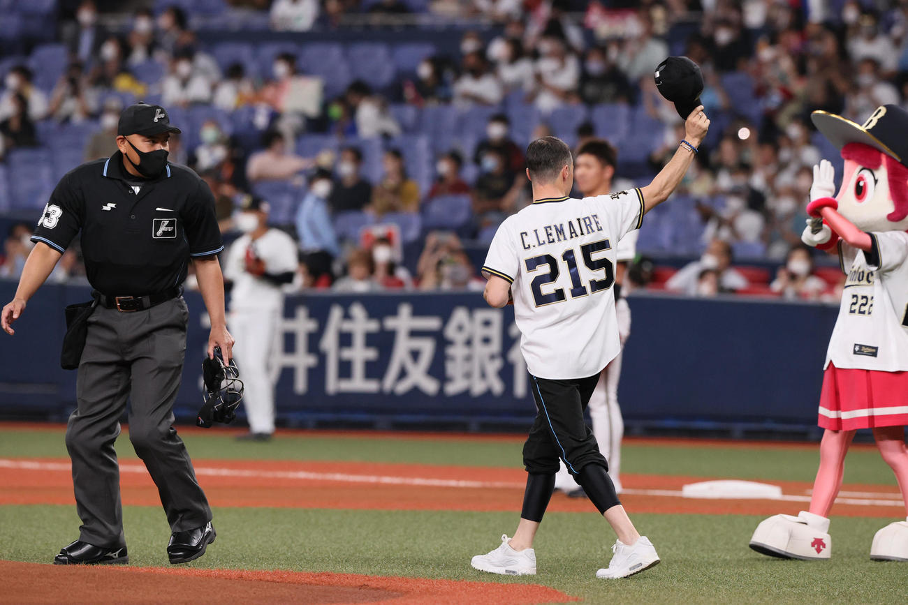 オリックス対ロッテ　始球式でマウンドに向かうC・ルメール騎手（撮影・上山淳一）