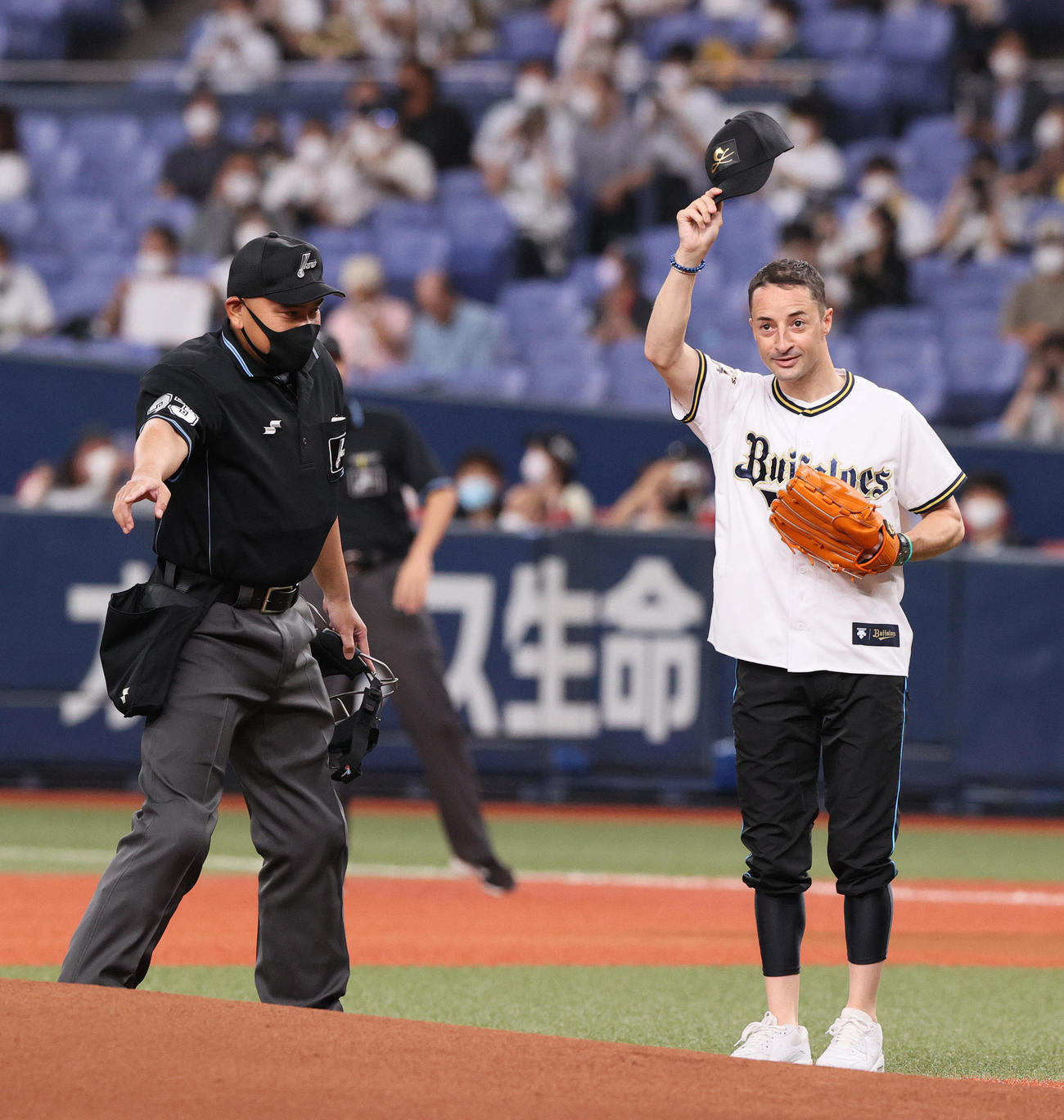 オリックス対ロッテ　始球式を前にスタンドにあいさつするC・ルメール騎手（撮影・上山淳一）