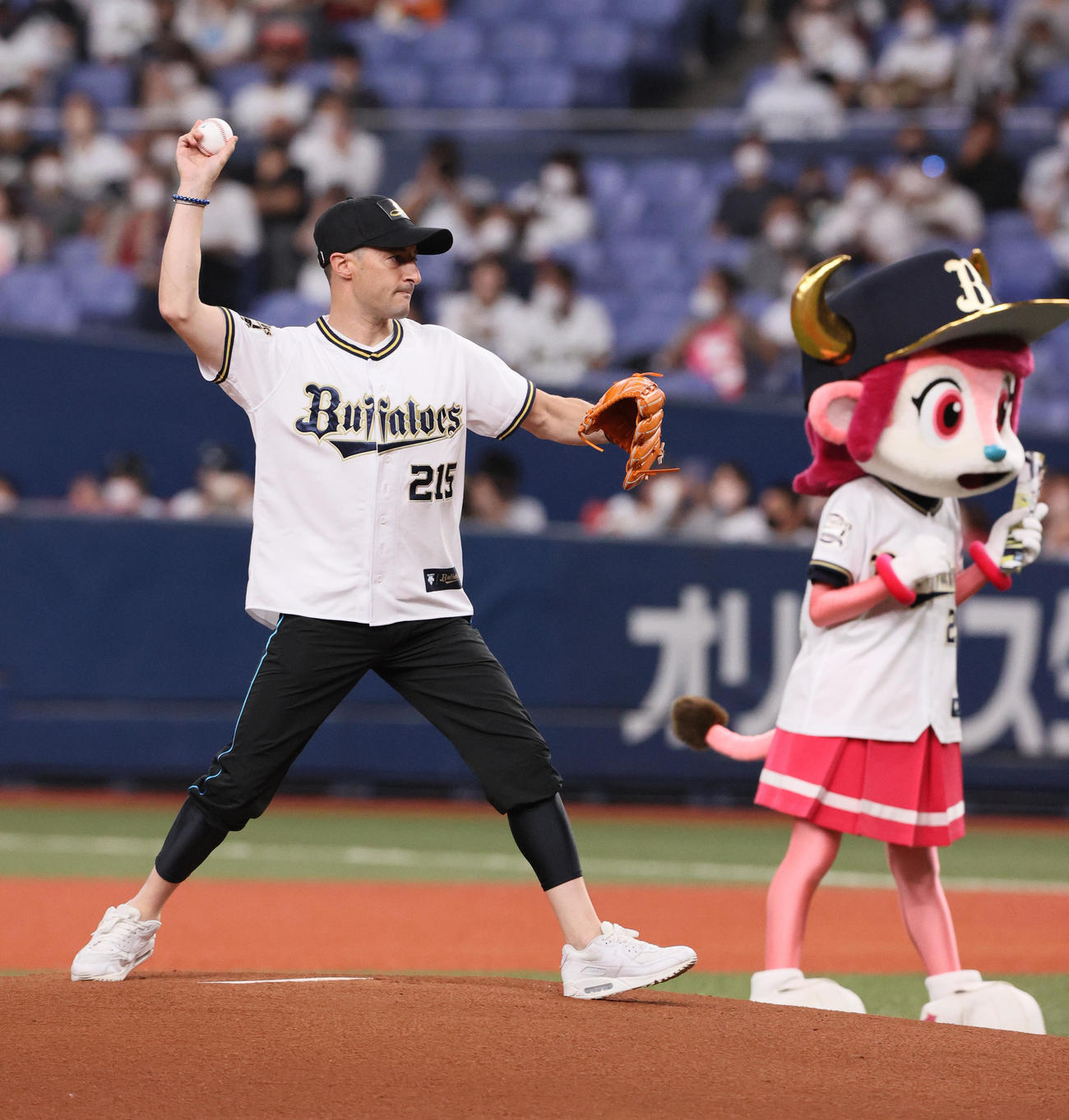 オリックス対ロッテ　始球式で投球するC・ルメール騎手（撮影・上山淳一）