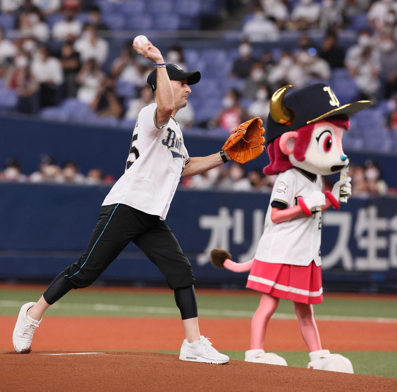 オリックス対ロッテ　始球式で投球するC・ルメール騎手（撮影・上山淳一）