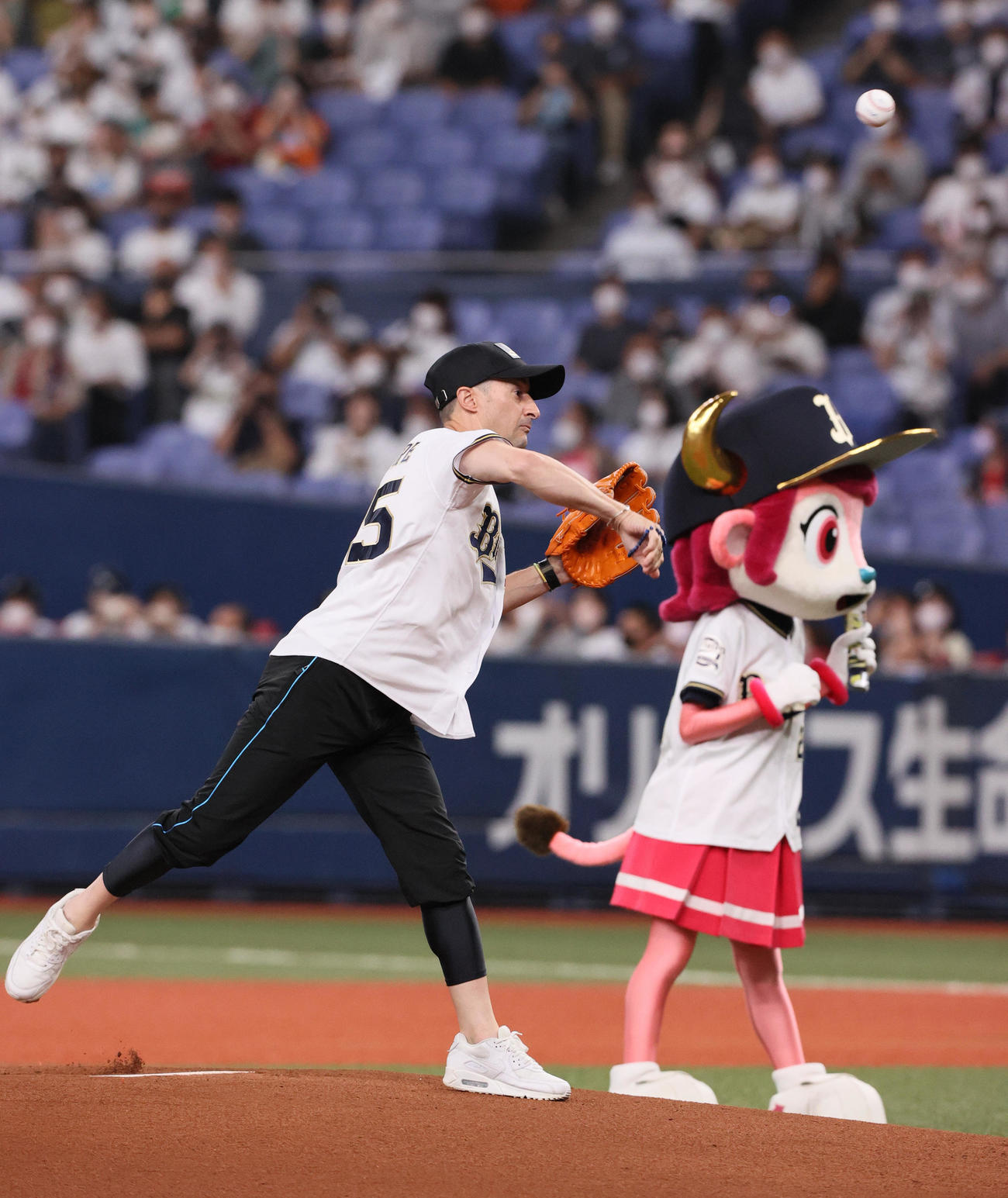 オリックス対ロッテ　始球式で投球するC・ルメール騎手（撮影・上山淳一）
