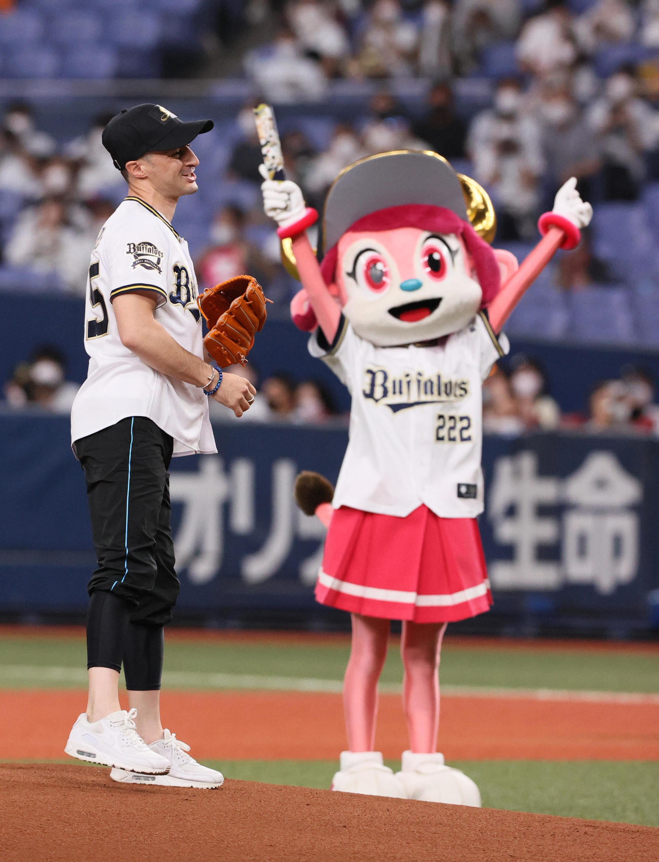 オリックス対ロッテ　始球式で投球するC・ルメール騎手（撮影・上山淳一）