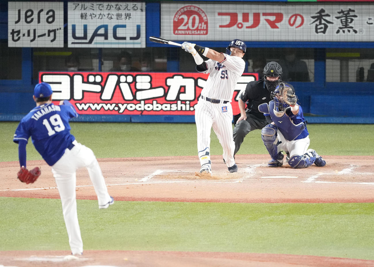 ヤクルト対中日　2回裏ヤクルト無死、空振り三振に倒れる村上。投手高橋宏（撮影・鈴木みどり）