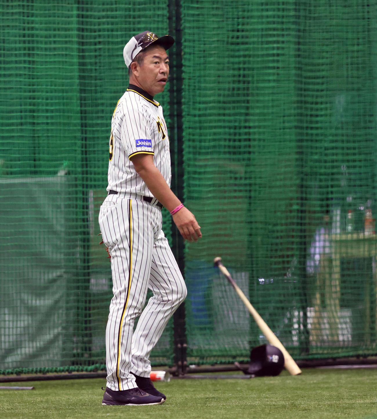 練習を見守る井上ヘッドコーチ（撮影・加藤哉）