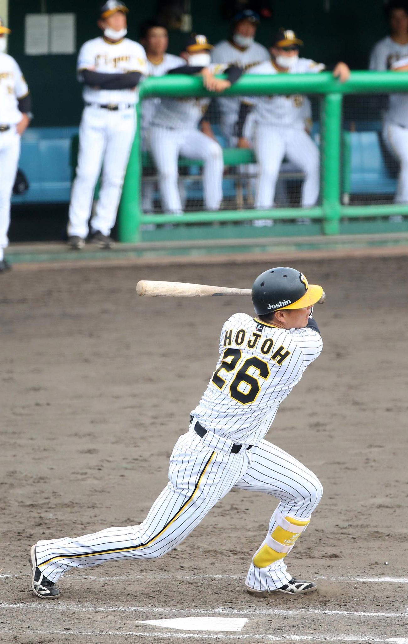 阪神対オリックス　7回裏阪神2死一、二塁、北條は左越え同点3点本塁打を放つ（撮影・上田博志）
