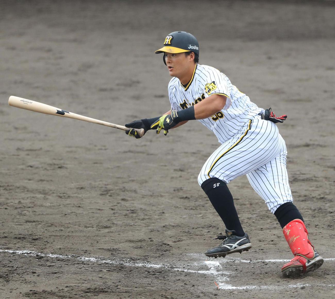 阪神対オリックス　8回裏阪神2死、前川は左前打を放つ（撮影・上田博志）