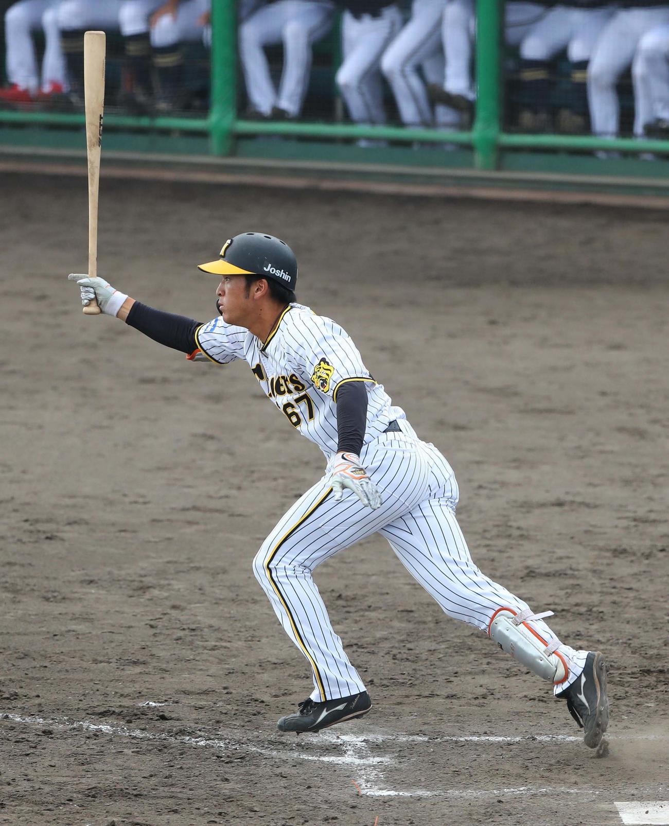 阪神対オリックス　9回裏阪神無死、高寺は中前打を放つ（撮影・上田博志）
