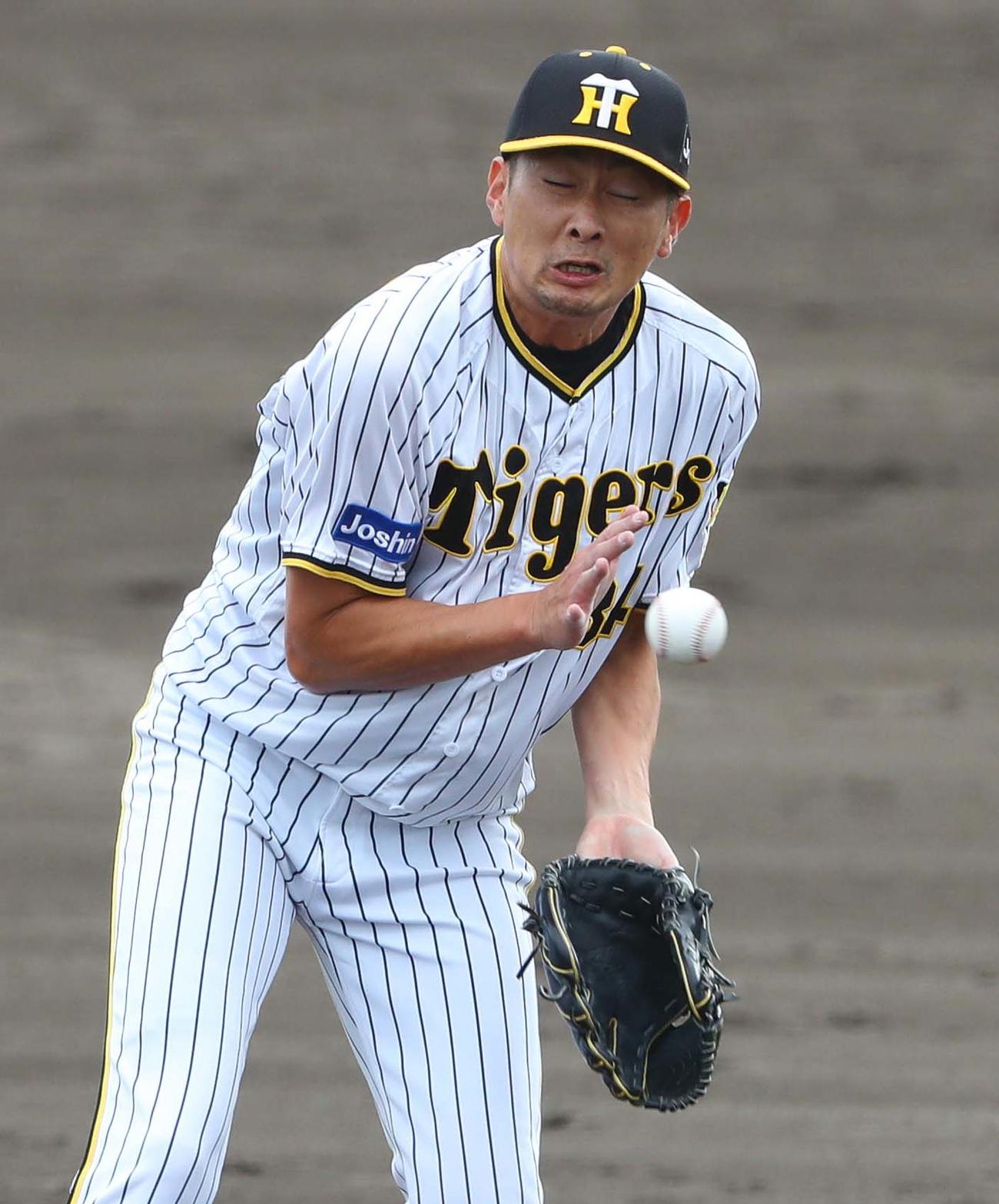 阪神対オリックス　9回表オリックス無死、福永奨の打球が二保の右手に直撃する（撮影・上田博志）