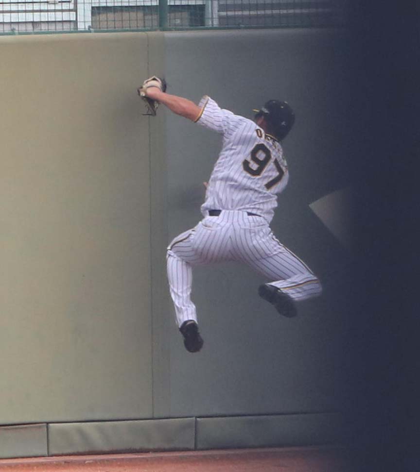 阪神対オリックス　5回表オリックス2死一、二塁、来田涼斗の左飛を好捕する小野寺（撮影・上田博志）