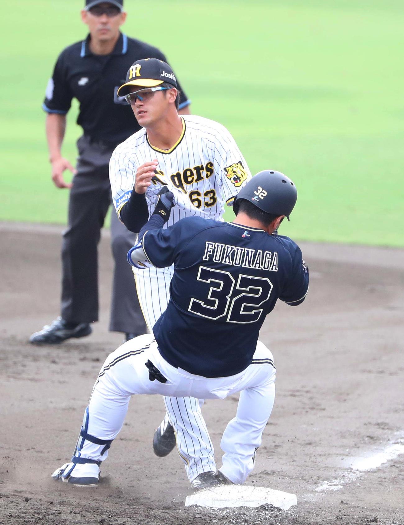 阪神対オリックス　9回表オリックス無死、福永は投ゴロに倒れる。一塁手は板山（撮影・上田博志）