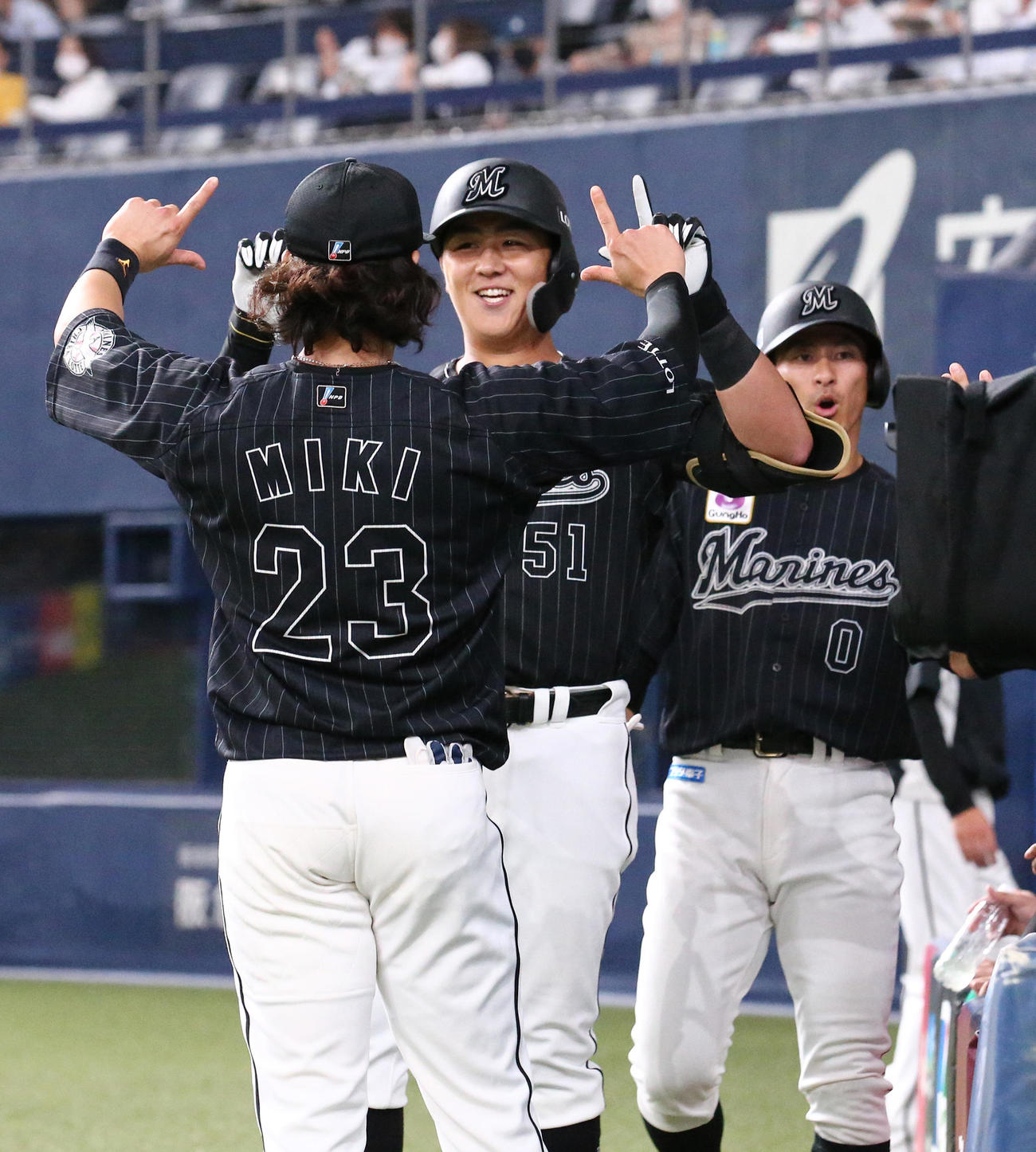 オリックス対ロッテ　4回表ロッテ無死一塁、山口（中央）は左越え2点本塁打を放ちベンチ前でポーズを決める（撮影・上山淳一）